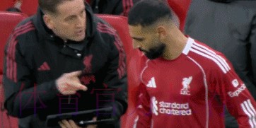 萨拉赫笑了！鼓掌回应球迷，复出送助攻获8分，媒体：不像告别战