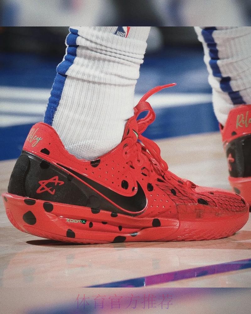 坎宁安穿着银河配色Cut3,得到16分3篮板14助攻2盖帽 坎宁安穿着银河配色Cut3,得到16分3篮板14助攻2盖帽